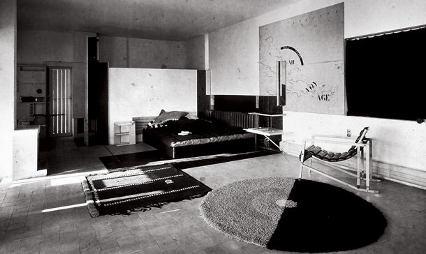 Так выглядела гостиная виллы Е1027 в 1930х. У стены — кресло Transat еще один предмет мебели созданный специально для...