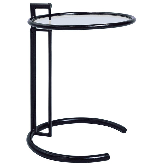 Знаменитый столик из стальных трубок — лишь од­на из ве­щей которые Эй­лин Грей спроектировала для вил­лы Е1027.