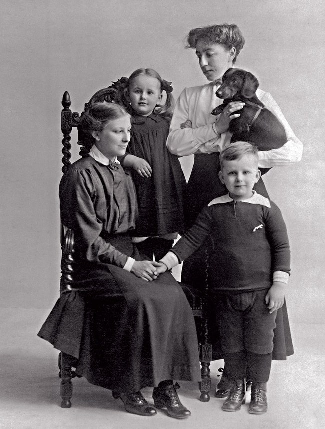 Трюсс Шрёдер с детьми  и собачкой в 1923 году накануне переезда в дом который построил для нее возлюбленный и...