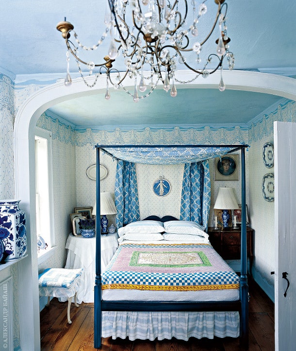 Стены гостевой спальни оклеены обоями от Jones amp Ervin которые имитируют драпировки XIX века. Основаниями для...