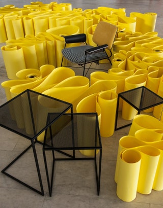 Кресло металл кожа Baxter 370 000 руб. набор из трех столиков Marker металл стекло Donghia €4980.