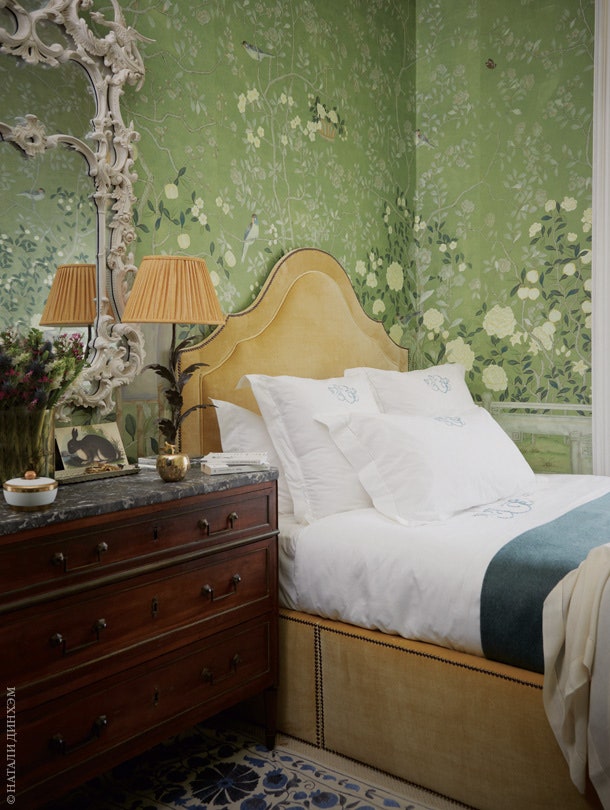 Гостевая спальня. Кровать обтянута бархатом на стенах  обои de Gournay в данном случае с цветочно­весенним мотивом.
