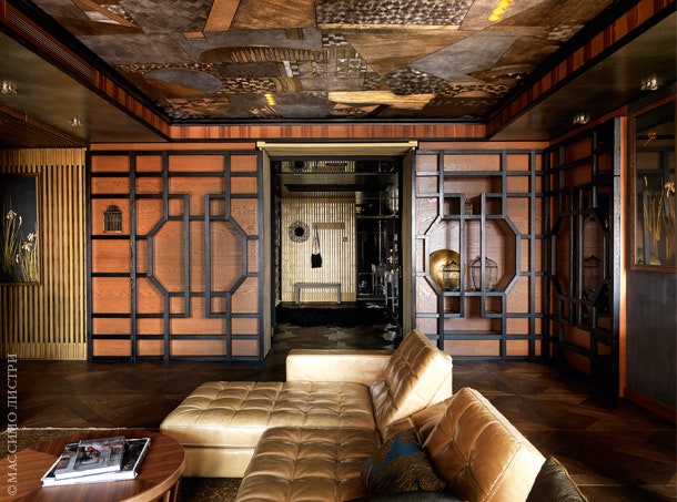 В гостиной зоне — диван Longhi столики Ulivi Salotti. На потолке — наборное деревянное панно по рисунку декоратора.