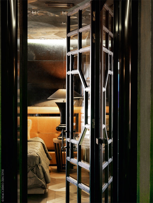 Главная спальня отделена от коридора фигурными дверями с хрустальными стеклами. Кровать Ulivi Salotti на стене — панели...