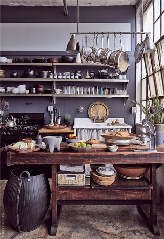Кухню Алина сконструировала сама используя бу предметы и материалы. Например стол — это бывший верстак мастерастоляра.
