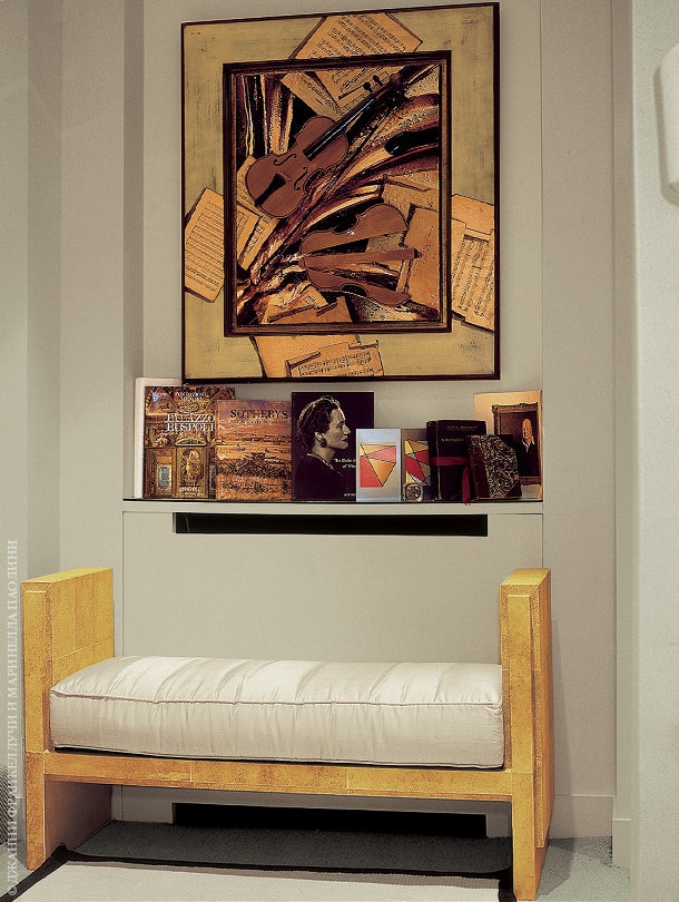Фрагмент спальни Донателлы Флик. Над скамейкой в стиле ардеко — картина неизвестного художника.