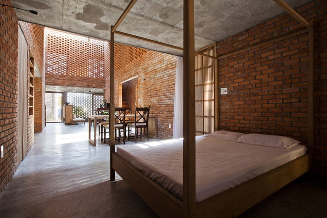 Кирпичный домтермитник во Вьетнаме по проекту архитекторов Tropical Space | Admagazine
