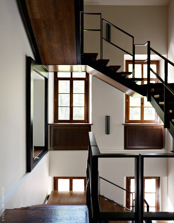 Металлическая лестница обшитая дубом связывает два этажа и мезонин изготовлена в Италии. Дубовые оконные переплеты...
