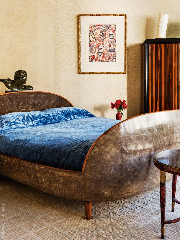 Спальня. Кровать обтянутая кожей ската сдалана по дизайну Андре Гру 1927 год. Литография Affairements Жана Дюбюффе....