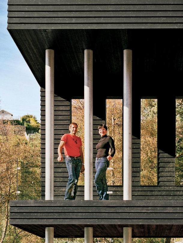 Хозяева дома Ян СемОлсен и Эли Бакка на балконе. Консоль с шестиметровым выносом “пронзают” три тонкие стальные колонны.