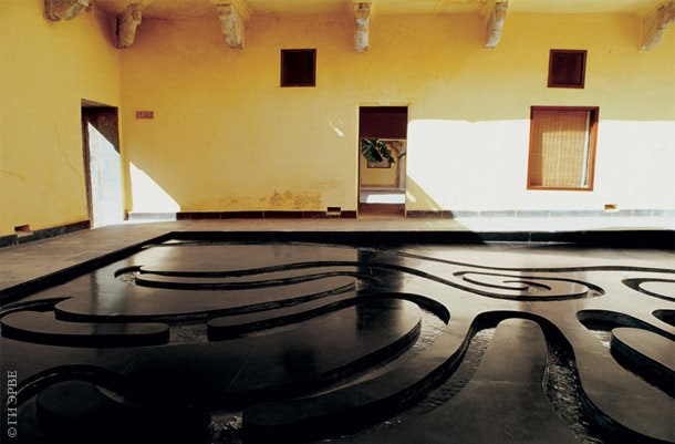 “Дворик лотоса” — один из пяти внутренних двориков отеля “Дэви Гар”. Вырезанный из черного мрамора водный лабиринт на...