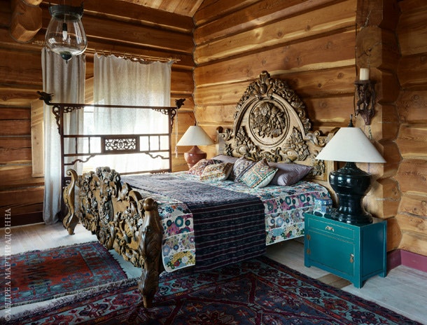 Хозяйская спальня. Новодельная бирманская кровать из тикового дерева с резьбой. Китайский прикроватный деревянный столик...