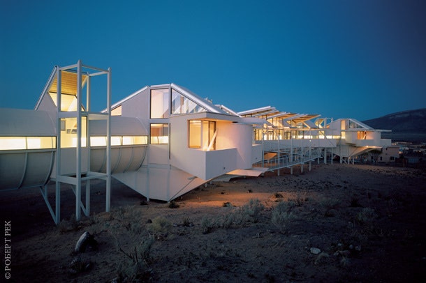 Южный фасад дома который архитектор Барт Принс построил в пустыне около Альбукерка.