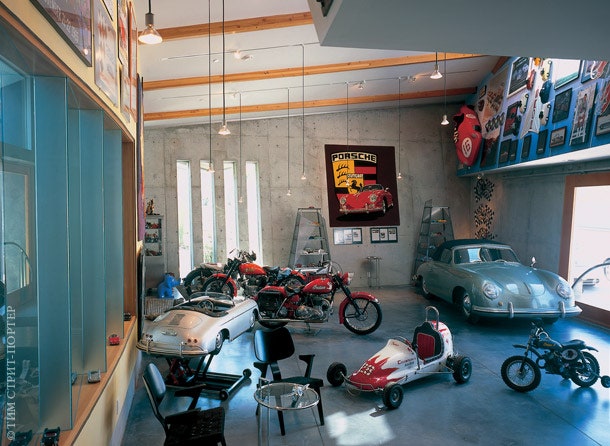 В гараже хранится коллекция автомобилей и мотоциклов. Все они оформлены хозяином дома для голливудских фильмов.