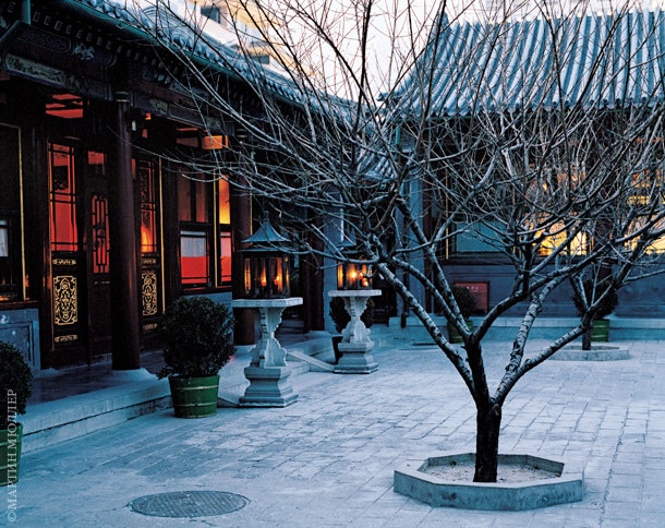 Во внутреннем дворе отеля China Club — деревья пэньцзин и фонари в форме пагод на резных каменных постаментах.