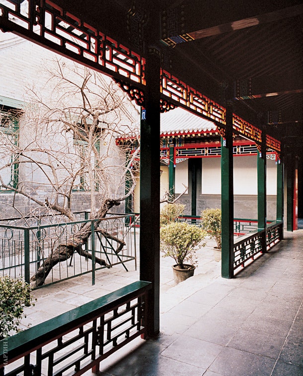 Декоративный сад во внутреннем дворе China Club.