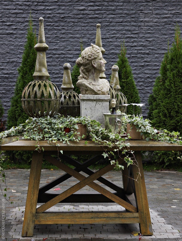 Для оформления сада и дома декораторы привозили много антикварных вещей с европейских рынков.
