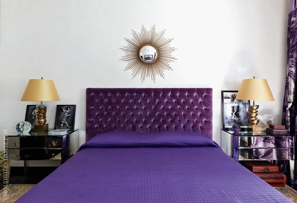 Спальня хозяев. Изголовье сделанной на заказ кровати обтянуто фиолетовым бархатом.