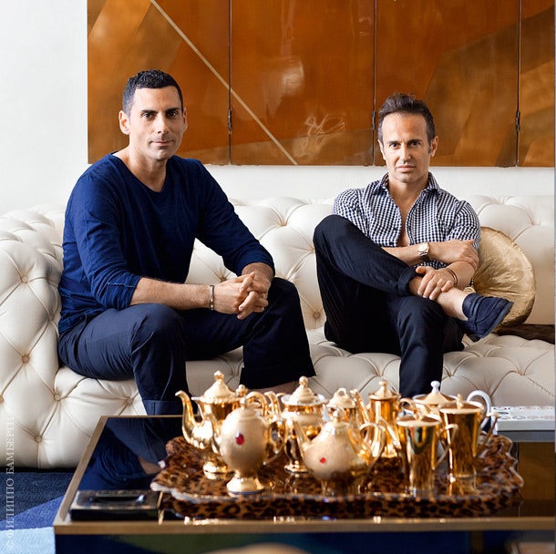Хозяева квартиры Марко Мастроянни и Джованни Йаконо позируют с частью своей коллекции столового фарфора.