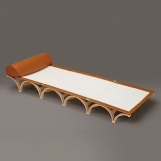 Складной шезлонг The Ernest Bed коллекция Objets Nomades дизайнер Гвенаэль Николя Louis Vuitton.