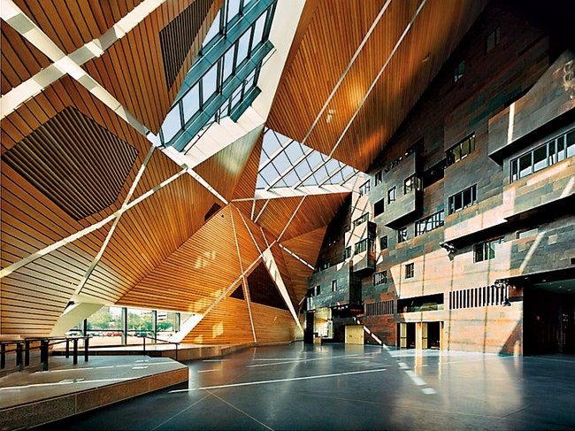 Общественный центр в университете штата Миннесота. Интерьер центра перекрыт панелями из гранита стекла и дерева.