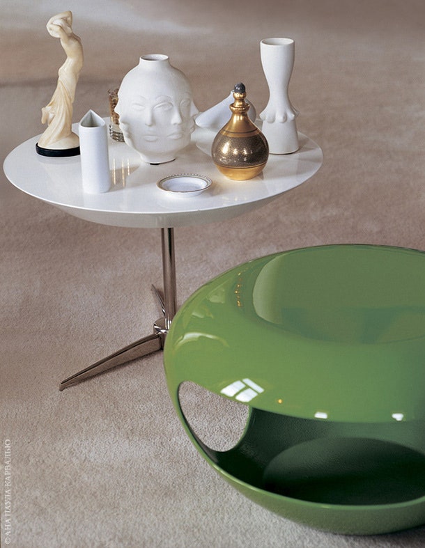 На белом лакирован­ном столике в гостиной — вазы Dora Maar и Camile дизайна Джонатана Адлера.
