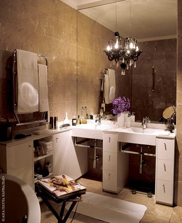 Ванная комната выполнена по эскизам студии Oitoemponto. Одна из стен закрыта зеркальным полотном на котором укреплен...