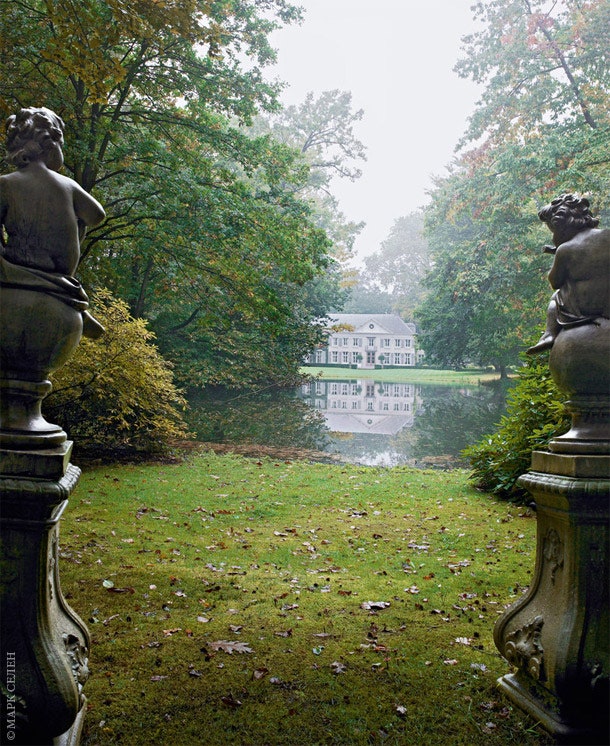 Осеннее утро в поместье Эдуарда Вермёлена. Садовые скульптуры — из брюссельской анти­кварной лавки.