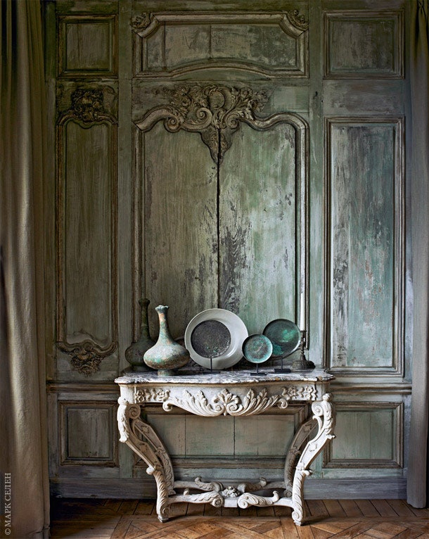 Фрагмент гостиной. На барочном столе XVIII века с мраморной столешницей — коллекция антикварных китайских ваз и тарелок.