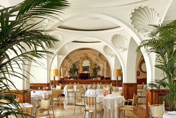 Ресторан с условным назва­нием “Ракушка” создан по дизайну Пьера Лоттье.