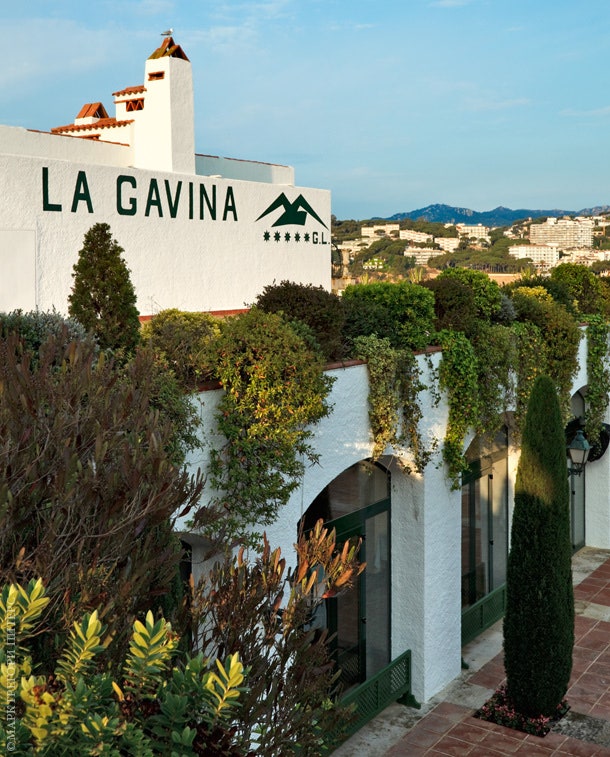 Беленые стены делают La Gavina снаружи похожим на скромные рыбацкие хижины.