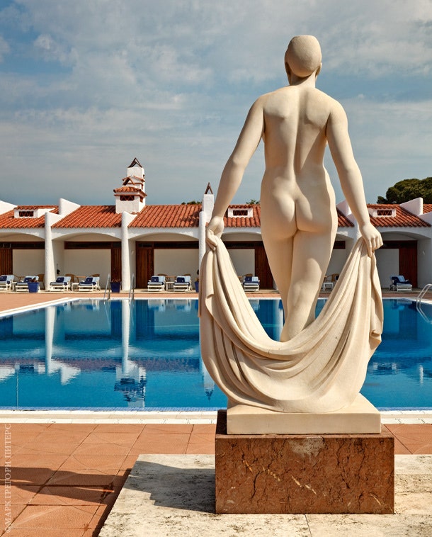 Террасу у бассейна украшает мраморная статуя работы каталонского скульптора Жуана Ребуля.