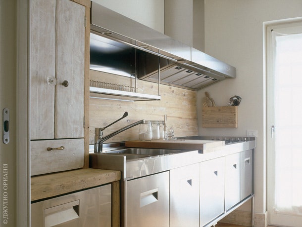 Кухонный блок из нержавеющей стали — единственный современный объект в квартире. Он сделан на заказ по эскизам Катрин Аренс.