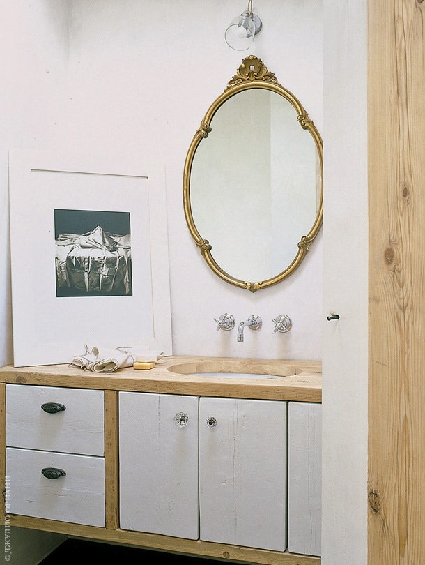 Ванная. Дверная фурнитура — из коллекции Чечилии. Зеркало куплено на блошином рынке.
