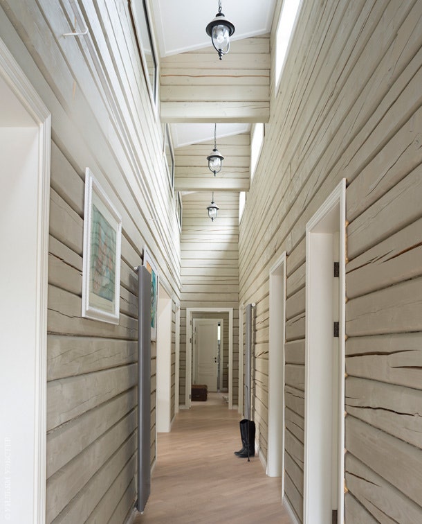 Интерьер пронизывает длинный коридор с многочисленными дверями ведущими в жилые комнаты.