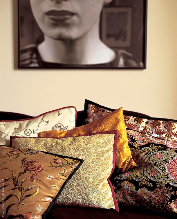 Подушки на диване обтянуты тканями XVIII и XIX веков. Над диваном — фоторабота Сюзанны Лафон.