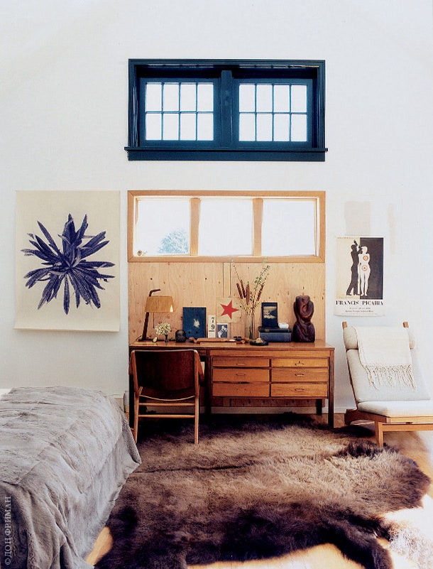 Хозяйская спальня. На полу — ковер из кролика. На стене — принт Дона Фримана и постер 1960х к выставке Франсиса Пикабиа.