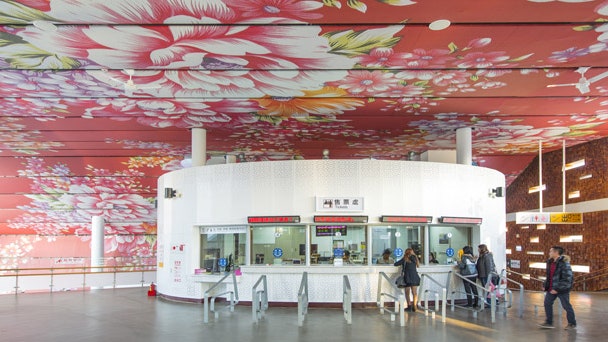Железнодорожная станция на Тайване с розовыми цветами в романтичном дизайне | Admagazine