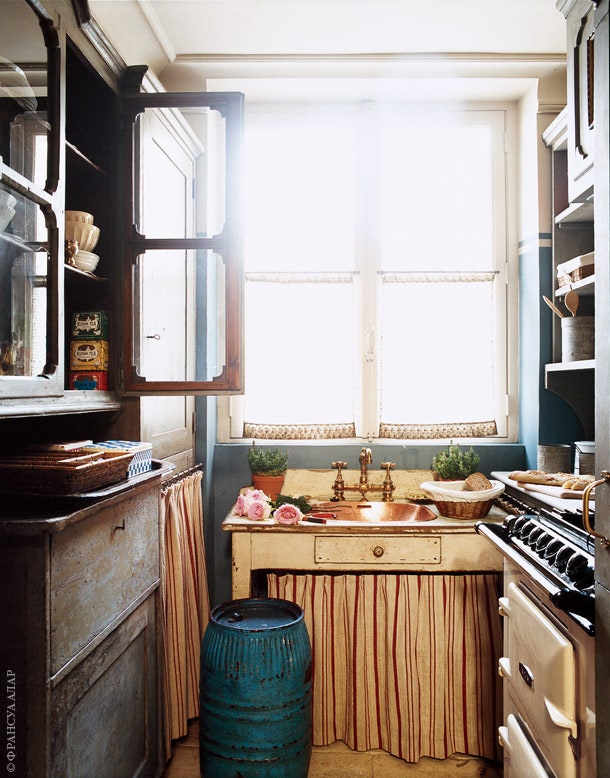 Кухня в квартире очень маленькая но Римини все же нашла место для чугунной плиты от Aga и буфета XIX века.
