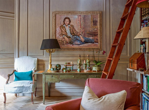 Фрагмент библиотеки. Над столом — портрет теперешней хозяйки имения МариЛуизы ван ОвердейкРек.