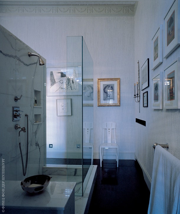 Свою оформленную мрамором и стеклом ванную Гренни называет “совершенно сибаритской”. У стены — стул по дизайну Йозефа...