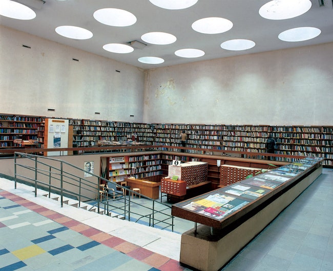 Главный читальный зал библиотеки. Книги здесь стоят на открытых полках доступные всем.