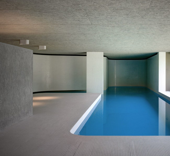 Подземный павильон с бассейном в Италии