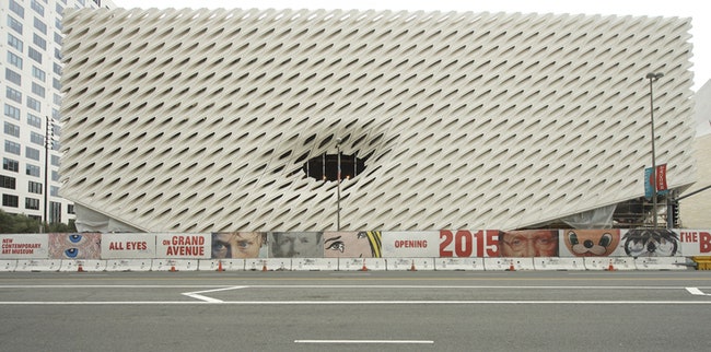 Музей Broad Museum в центре ЛосАнджелеса белоснежные соты на фасаде | Admagazine