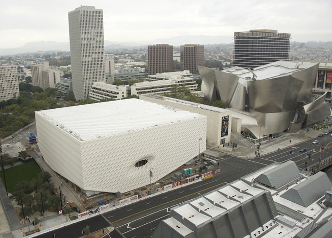 Музей Broad Museum в центре ЛосАнджелеса белоснежные соты на фасаде | Admagazine