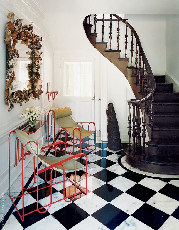 В небольшом холле разместилась мебель Жана Руайера 1950х годов.