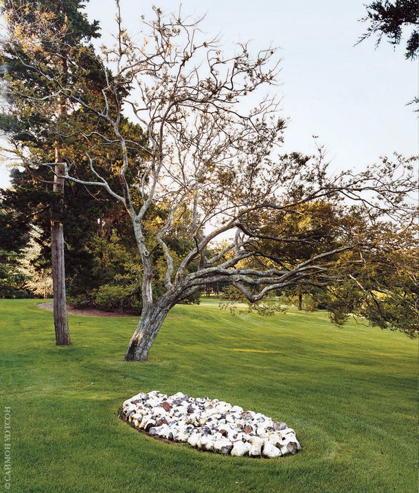 На идеально подстриженном газоне художник Ричард Лонг знаменитый своими композициями из булыжников выложил каменное панно.
