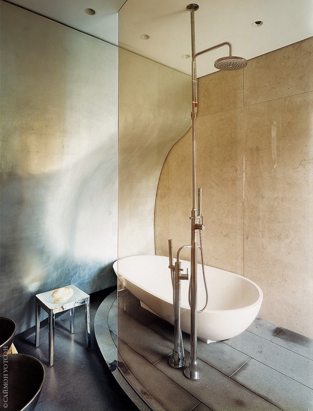 Ванная комната спроектирована ньюйоркским архитектурным бюро Murdock Young Architects. Ванна Agape душ Ponsi.
