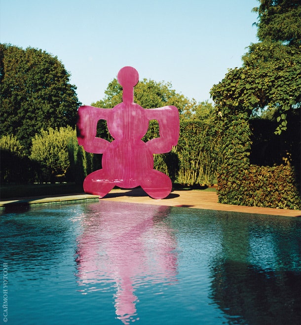 Около бассейна стоит “Слон” Джеффа Кунса. Скульптура сделана из хромированной стали и выкрашена в розовый цвет.