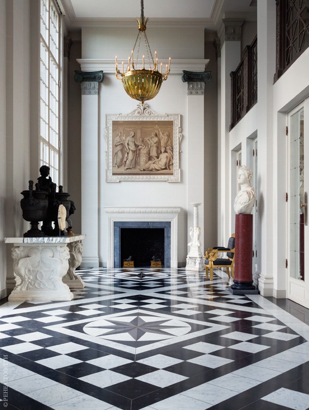 Парадный холл напоминает интерьеры созданные в конце XVIII века Робертом Адамом для замка Сайонхаус. Люстра изготовлена...